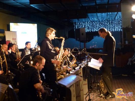 Na Miklavževem koncertu v Radencih zabavala Anika Horvat z Big Bandom