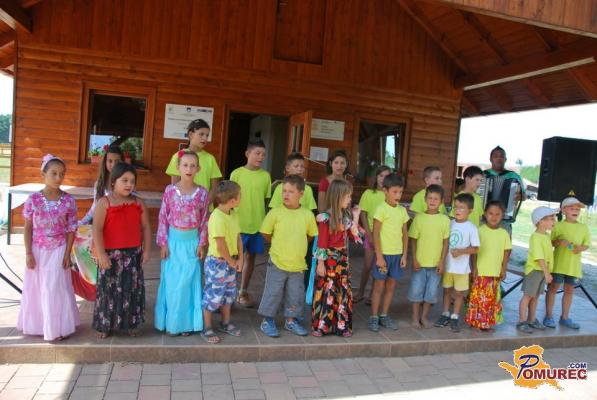 FOTO: 11. romski tabor v Kamencih obiskali tudi predstavniki ameriške ambasade 