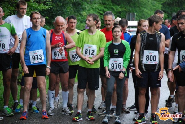 FOTO: Tek v dežju okoli Bukovniškega jezera