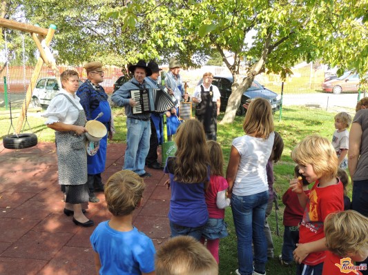 FOTO: Na kostanjevem pikniku v Stročji vasi otroke zabavali Künštni Prleki