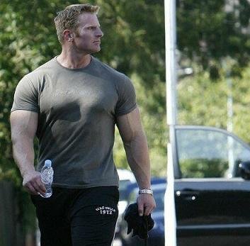 »Dandanes manjka ta pravih dedcev, imamo pa mačote, ki sprehajajo pudlje in hodijo na fitnes«