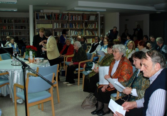 V DOSOR-ju pripravili božično obarvano literarno zbirko Ure naših dni