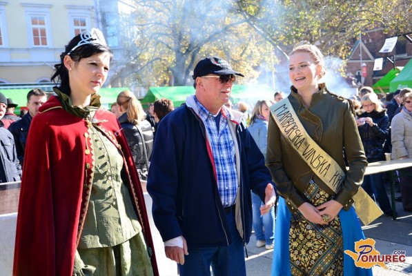 FOTO: Martinovanje v Mariboru tudi s folkloristi iz Razkrižja