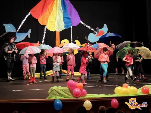 FOTO IN VIDEO: Otroci plesali in peli na Mavričnem vrtiljaku v Ljutomeru