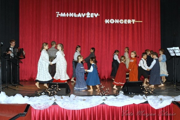 Glasba, petje in smeh na Miklavževem koncertu v Črešnjevcih