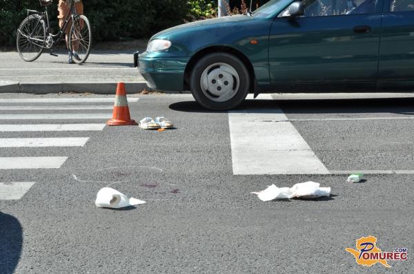 Z avtom zbil kolesarko na prehodu za pešce