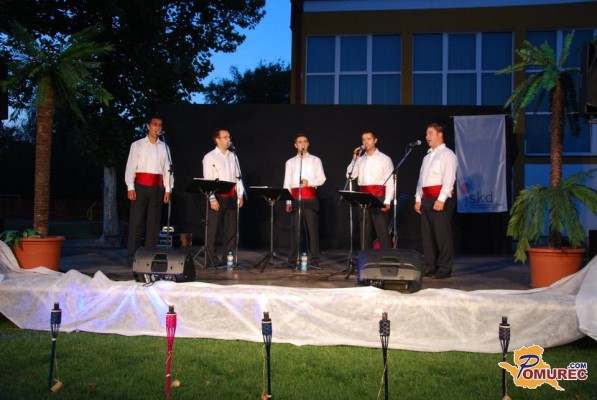 FOTO: Jenamenalni četrtek s starimi igrami in dalmatinskimi vižami