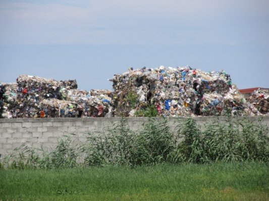 Več kot 660 ton smeti v Lendavi bodo morali odstraniti do 20. avgusta