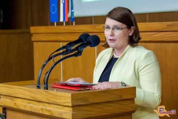 Opecova spraševala ministrico dr. Anjo Kopač Mrak glede sprememb vključitve v javna dela