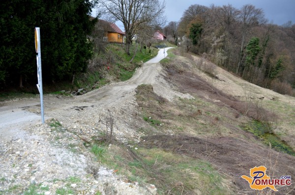FOTO: Plaz grozi v vasi Vratji Vrh