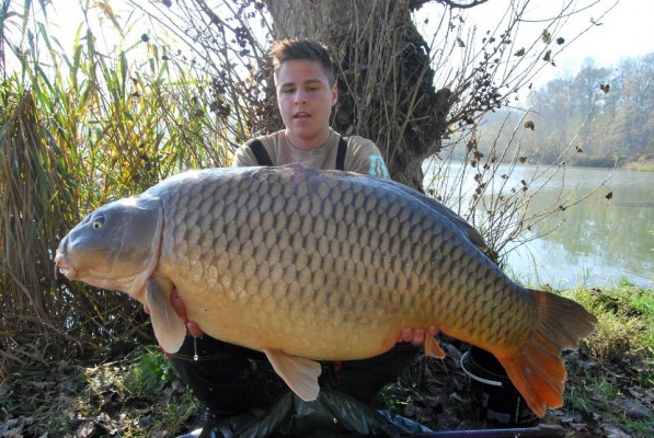 16-letni Nejc iz Velike Polane ujel 27,4 kilogramskega krapa