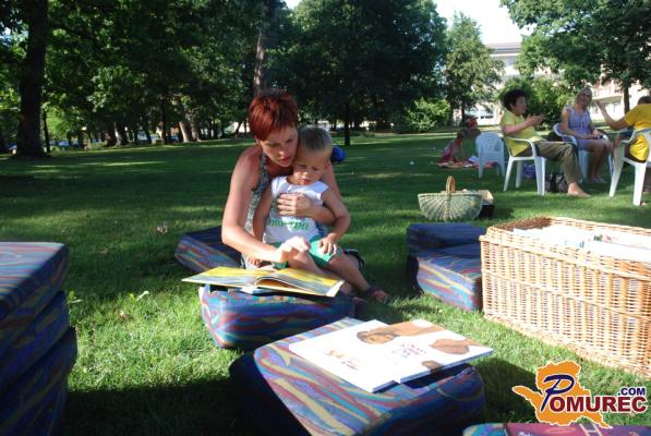 FOTO: Čitalnica pod 100-letnimi hrasti