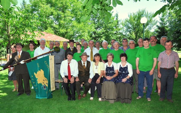 FOTO: Razvitje praporja Čebelarskega društva Apače