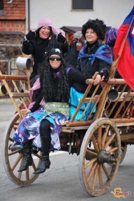 FOTO: Tudi v Črenšovcih pustovali s kurenti