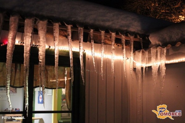 FOTO: Zimska pravljica z ledenimi svečami