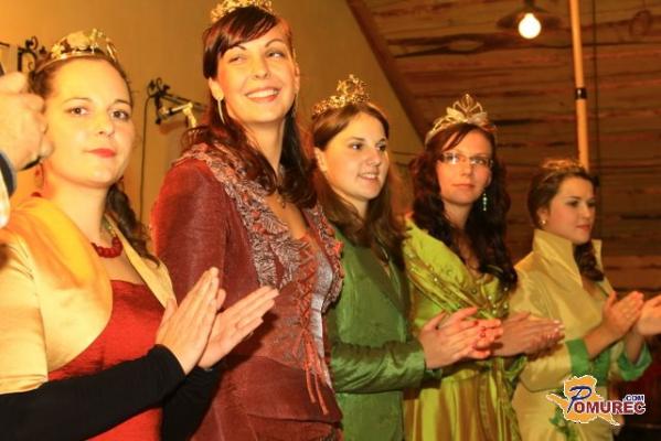 FOTO: Vinske kraljice tlačile grozdje na 203 leta stari preši