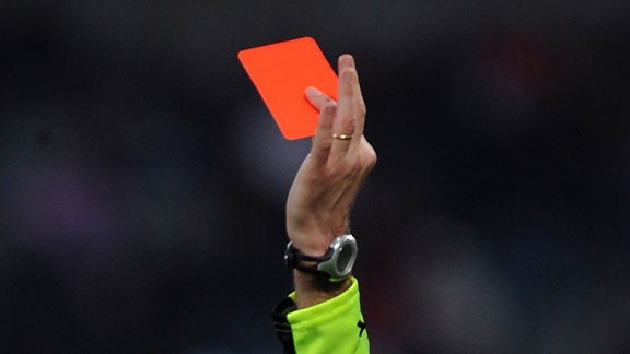 (VROČE BRANJE) Nogometaši Pušče na tekmi proti Bakovcem napadli sodnika