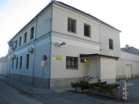 Paznik v murskosoboškem zaporu storil samomor zaradi pritiskov v službi?