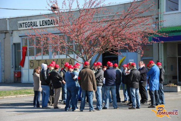 FOTO: Zaposleni v Integralu Lendava pričeli s stavko, pred podjetjem igrajo nogomet