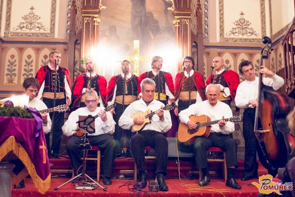 FOTO: Dobrodelni koncert Klape Maslina v evangeličanski cerkvi