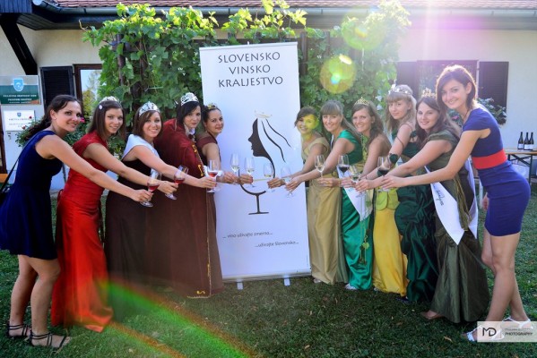 Vinske kraljice ustvarile in predstavile svoj logotip Vino uživajte zmerno...uživajte slovensko