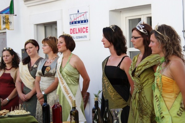 Vinske kraljice obiskale ljutomersko županjo