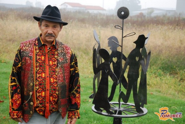 Skulptura iz zeliščnega gaja v Kamencih krasi tudi ameriško ambasado v Ljubljani