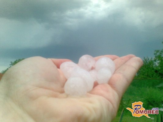 FOTO in VIDEO:  Po Pomurju klestila toča, v Murski Soboti ceste pod vodo