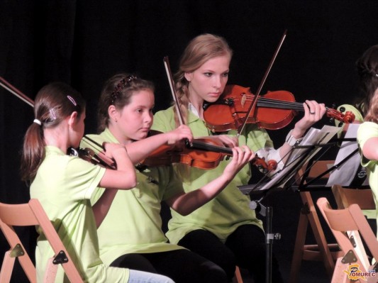 FOTO IN VIDEO: Na letnem nastopu glasbene šole v Ljutomeru nastopili orkestri in skupine