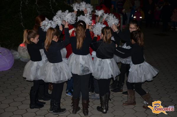 FOTO: V Svetem Juriju ob kulturnem programu postavili božično drevo