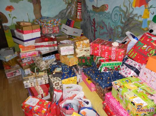 FOTO: Pomurski Božički zbrali okrog 200 daril