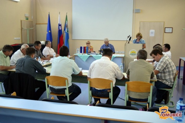 Svetniki sprejeli nižje cene vrtca v Apačah, neenotnost pri občinskih nagradah