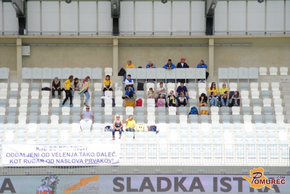 ŽNK Teleing Pomurje ob 400 € zaradi transparenta, trofeje pa kar dežujejo