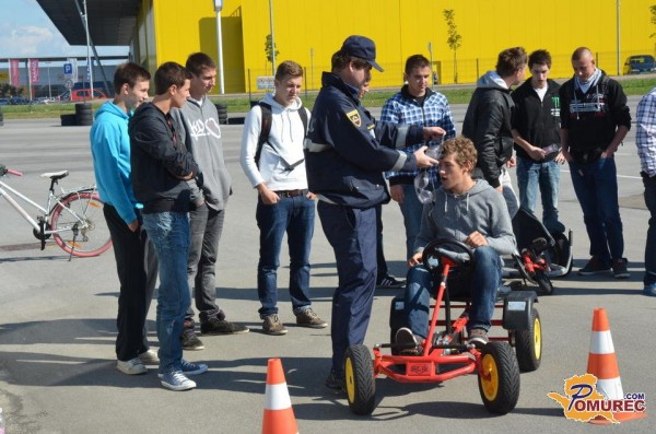 FOTO: Policisti na poligonu dajali nasvete o varni vožnji s kolesom