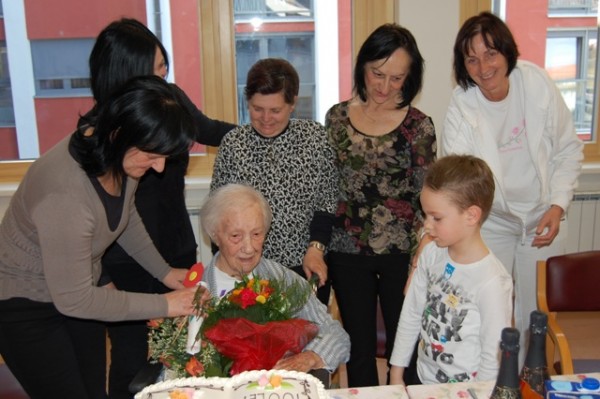 FOTO: Frančiška Furlan v Domu starejših Rakičan dočakala 100 let