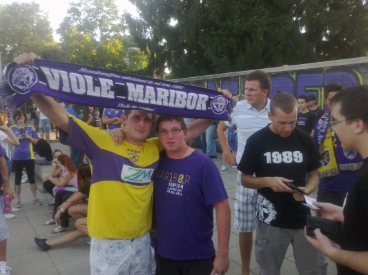 Iz ljubezni do vijoličnega kluba mlada Prleka prehodila skoraj 50 kilometrov 