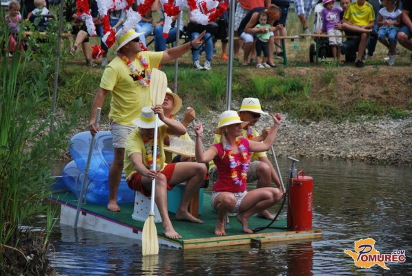 FOTO: »Sam svoj čolnar« postregel tudi s plavajočim plesom na drogu in reševanjem iz vode