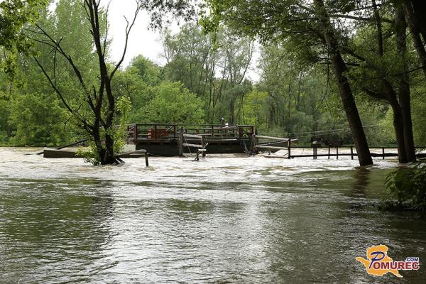 FOTO: Pod vodo tudi Otok ljubezni v Ižakovcih