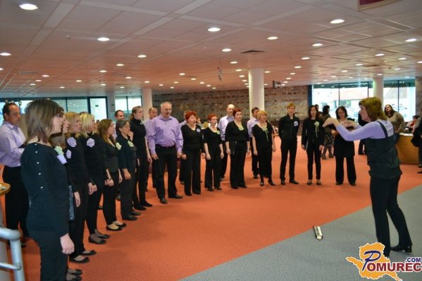 FOTO: Razstava in nastop pevskega zbora Štefana Kovača ob 45. obletnici