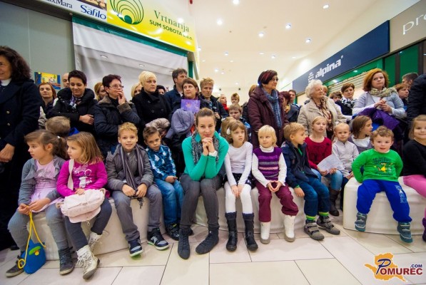 FOTO: Na prireditvi ob izidu slikanice Hanina božična želja tudi Vlasta Nussdorfer