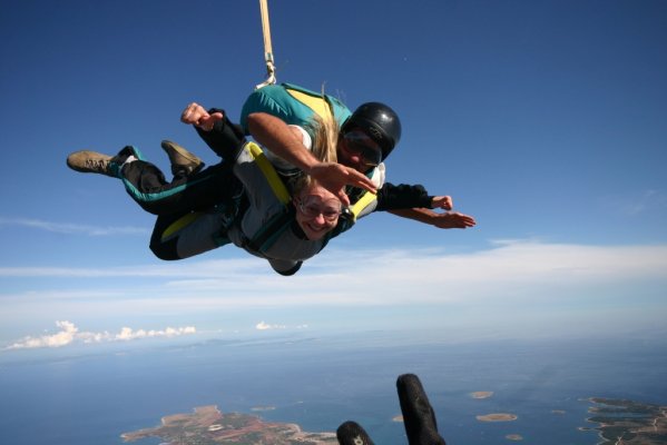 Si želiš skočiti s padalom? Ta petek in soboto imaš priložnost v Murski Soboti!