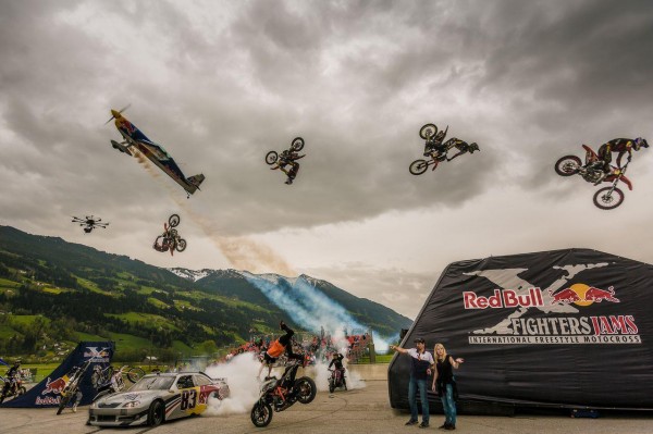 Rok Bagoroš ob boku Kimiju Räikkonenu, Davidu Coulthardu in Felixu Baumgartnerju