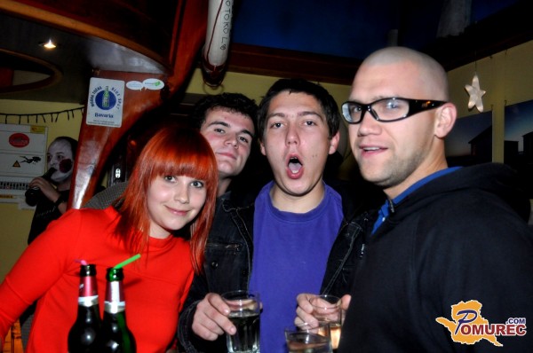 FOTO: Cafe Del Mar zapolnile čarovnice 