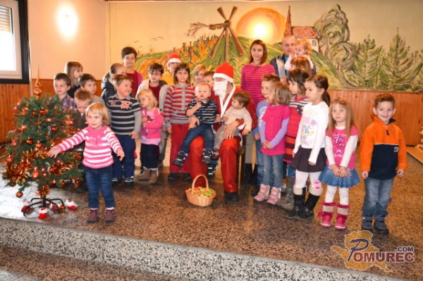 FOTO: Božiček obiskal tudi najmlajše v Fokovcih