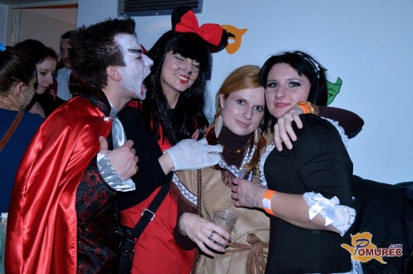 FOTO: Nora pustna diskoteka v slogu 70-tih in 80-tih v MIKK-u