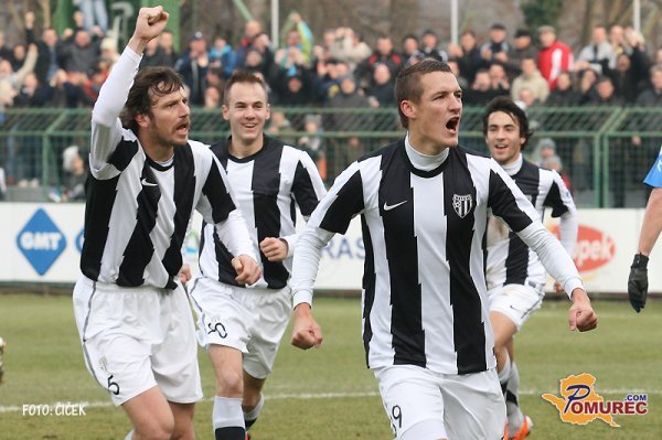 Igralci Mure 05 se »zabavajo« kot na maturantskem izletu, medtem pa čakajo na denar