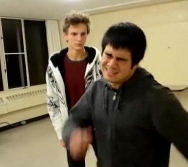 Z glavo je akrobatsko udaril v mizo ...