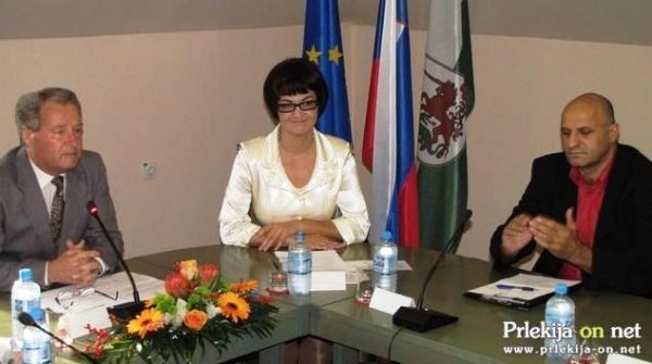 Skupina svetnikov Karbovi očita nedemokratičnost