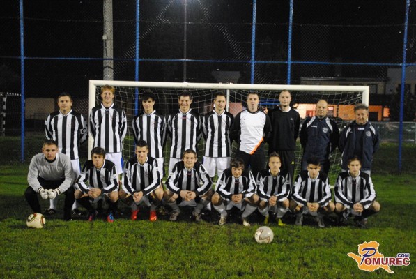 FOTO: V Melincih v dežju golov slavili domačini