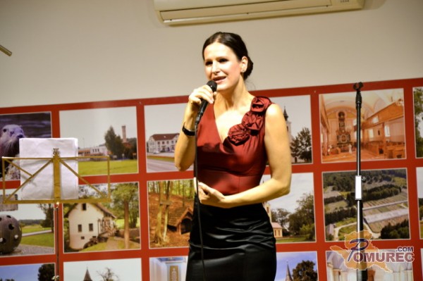 FOTO: Srčni koncert Mance Izmajlove v Stanjevcih